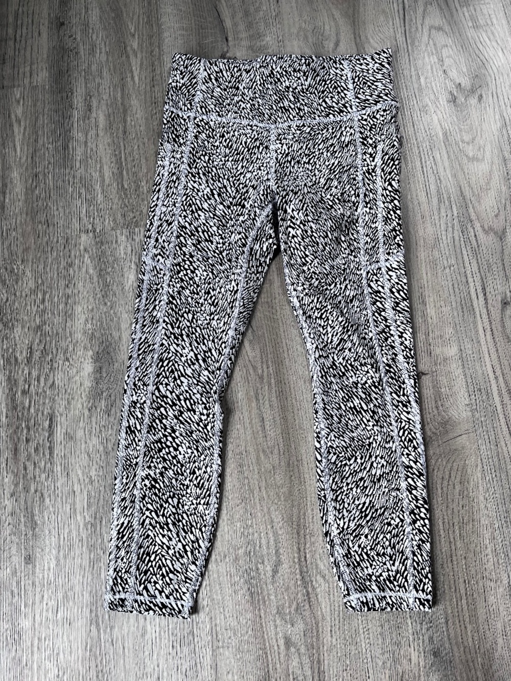 Athleta Ultimate Stash Textured 7/8 Tight Women’s Size M Tailwind Black White